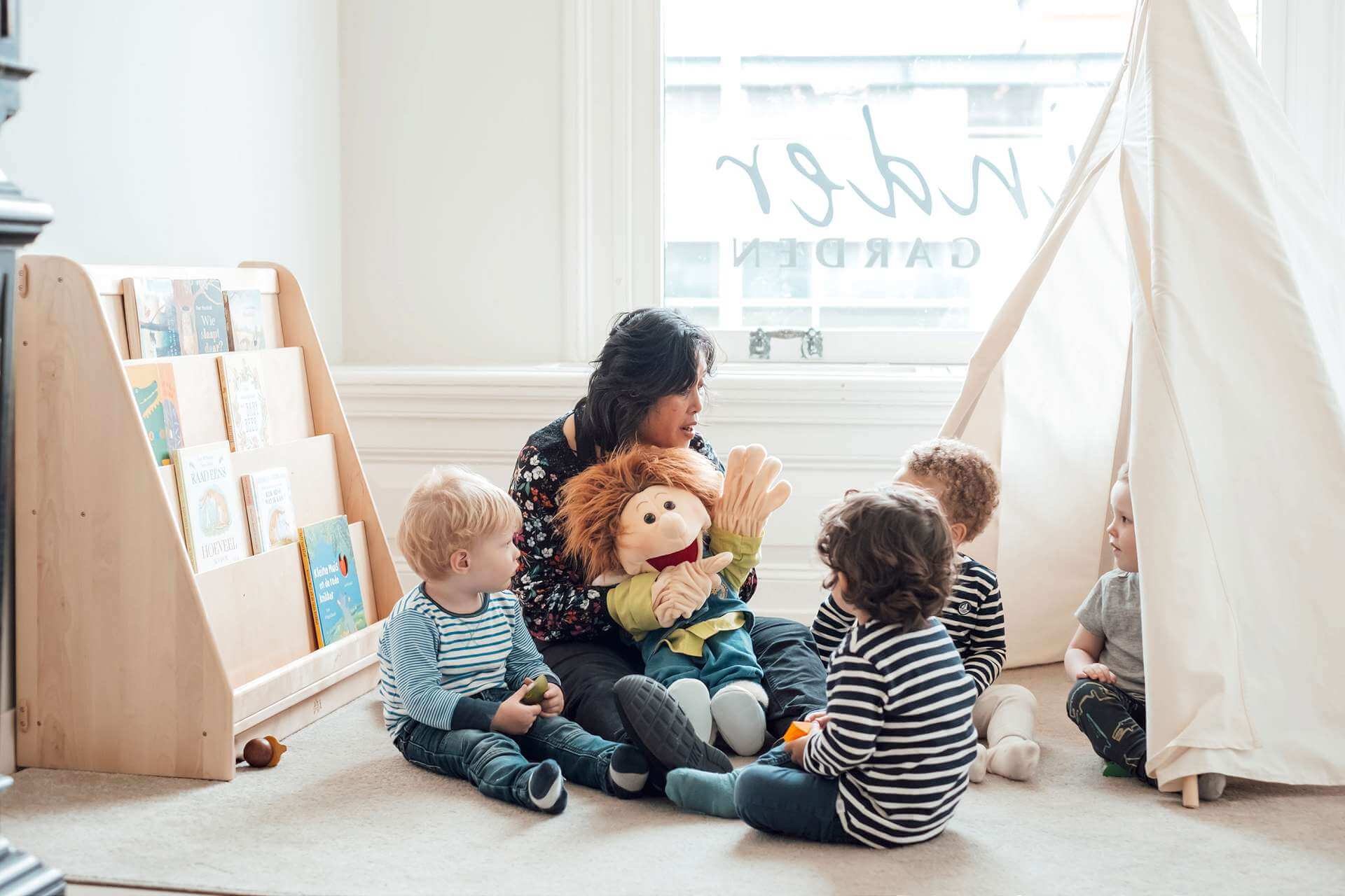 Engelse Les met Bennie op het kinderdagverblijf van Kindergarden