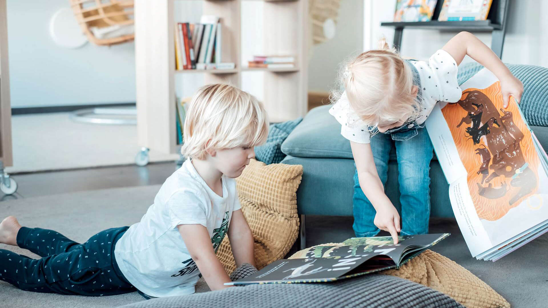 Lezen in de loungehoek op de BSO van Kindergarden