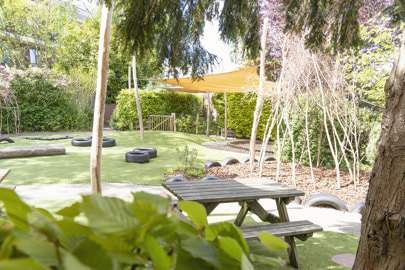 de groene tuin van kinderopvang Kindergarden Weesp