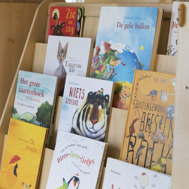 Boekenkast met kinderboeken