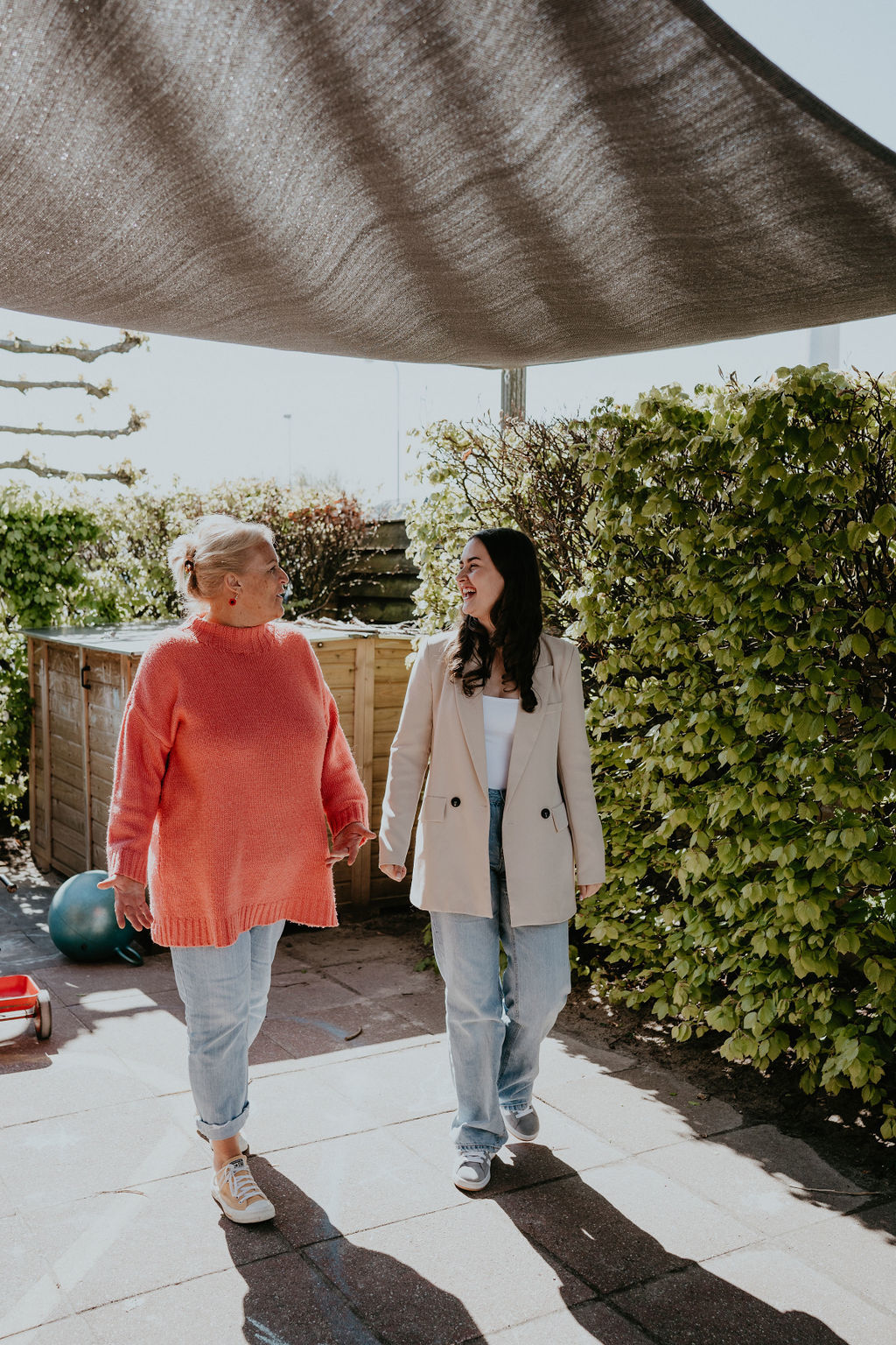 Adjunct vestigingsmanager met haar oud verzorger Mariska